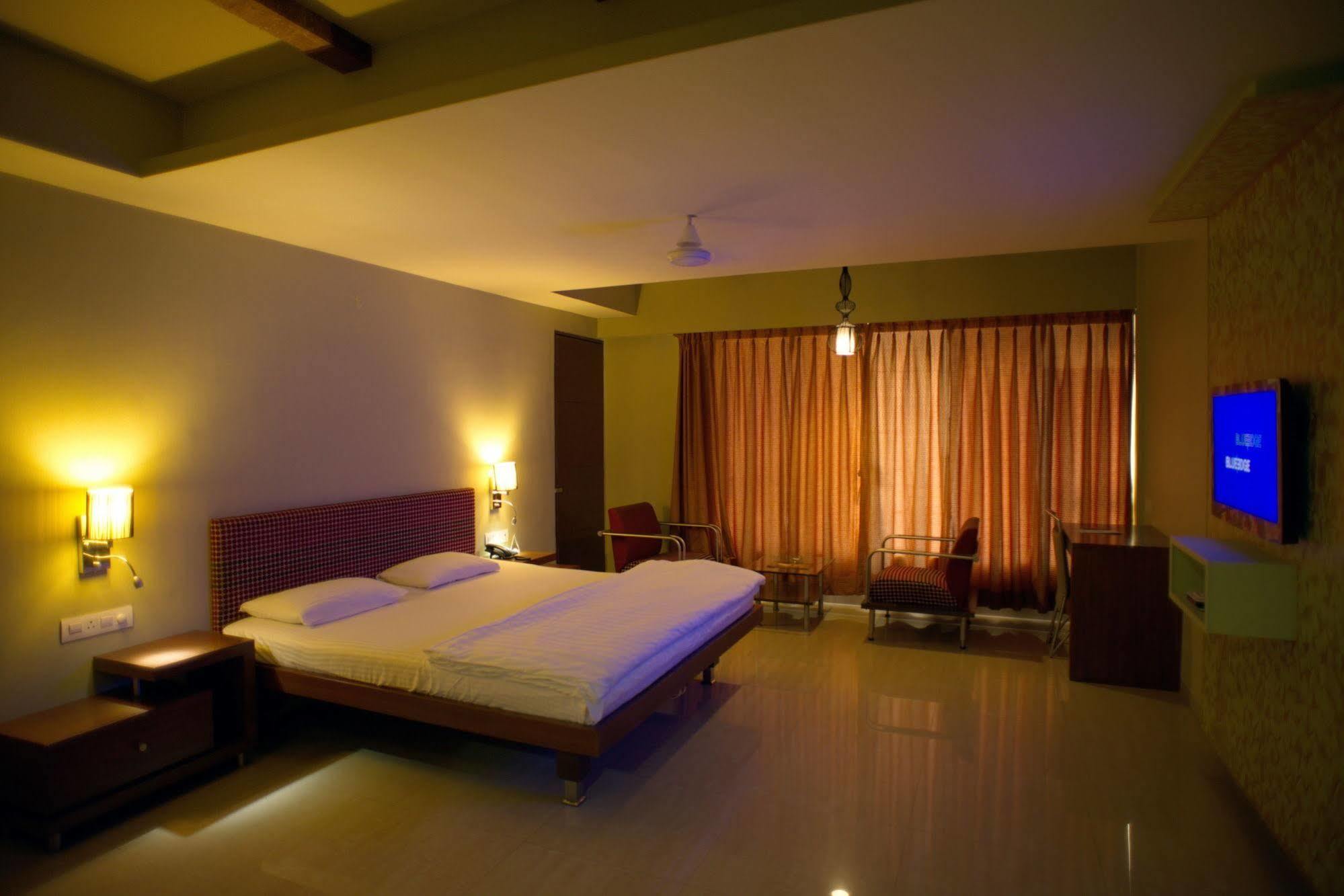 Hotel Platinum Inn Ahmedabad Esterno foto
